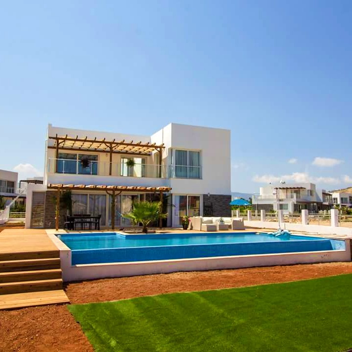 kjøpe feriehus i utlandet med villa med pool foran og pergola på balkongen.